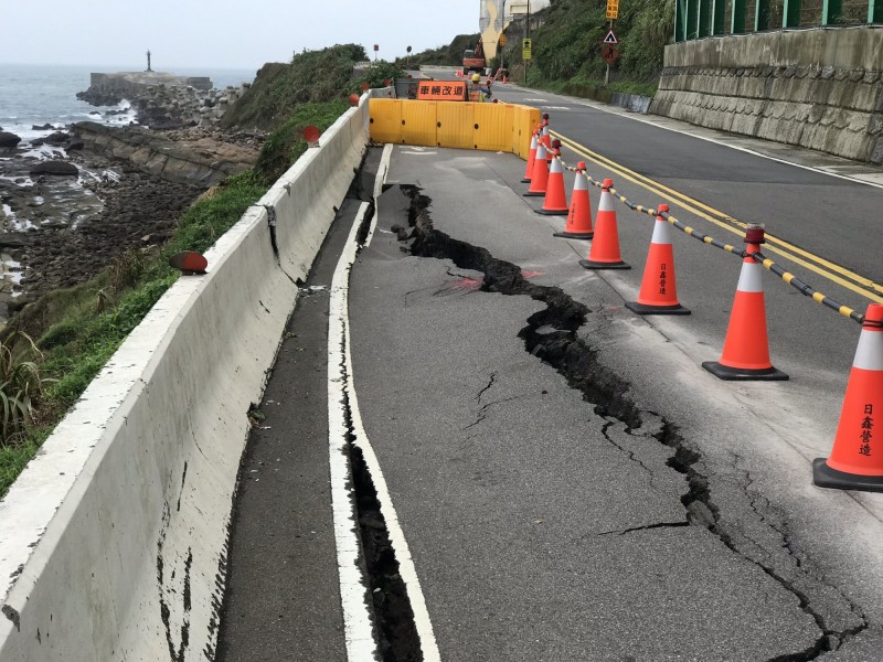 米塔颱風逼近，往新北市萬里區舊野柳隧道道路路基坍塌，目前維持單線通行。
（記者俞肇福翻攝）