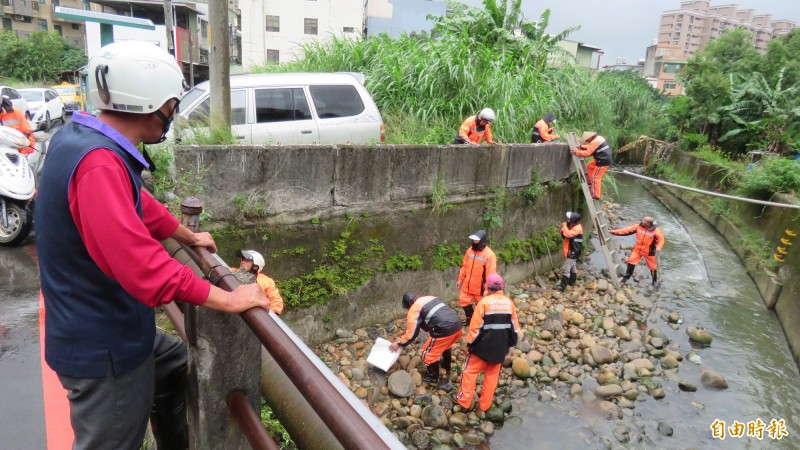 每逢颱風豪雨必淹，桃園市平鎮區金星里防汛隊下午動員清大排防淹。（記者李容萍攝）