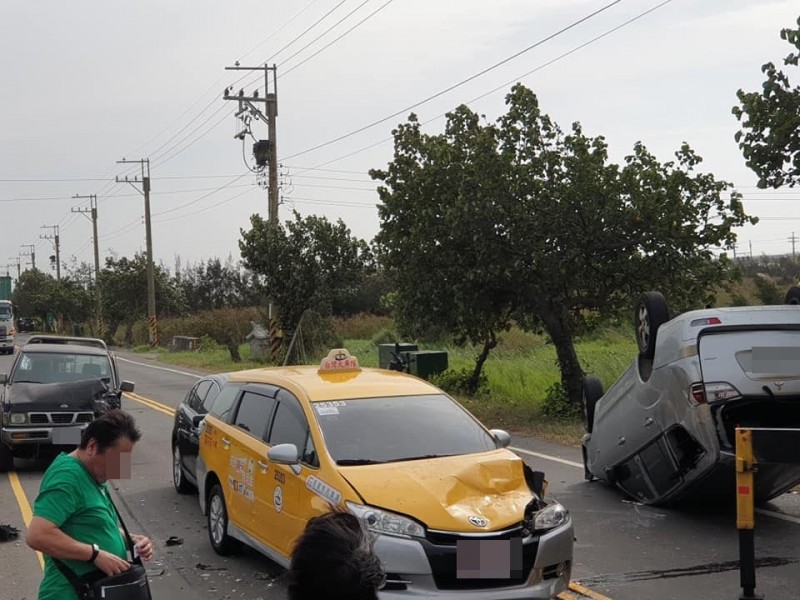 台17線61公里處發生4車連環車禍，一輛銀色休旅車翻成四腳朝天。（記者陳冠備翻攝）