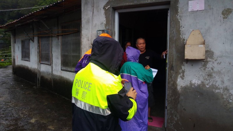 米塔颱風仍有風雨，桃園市復興區仍停班停課，土石流警戒區住戶已預防性撤離。（消防局提供）