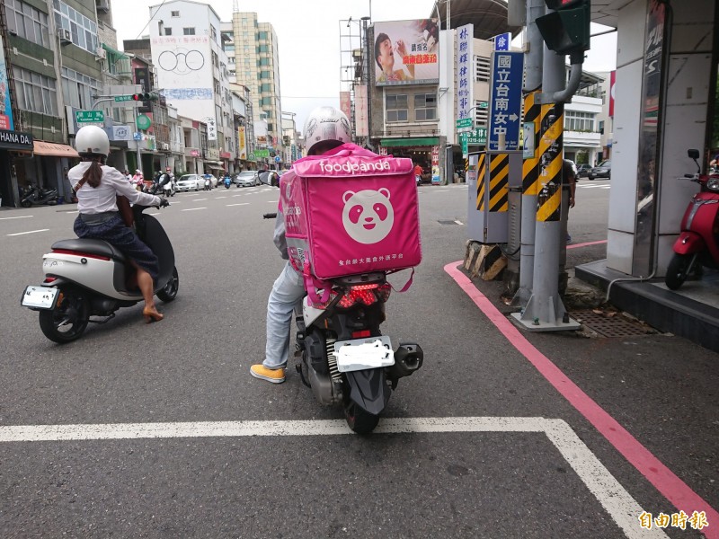 有網友在網路上抱怨颱風假讓外送員失去賺錢機會。示意圖，非當事人。（資料照）