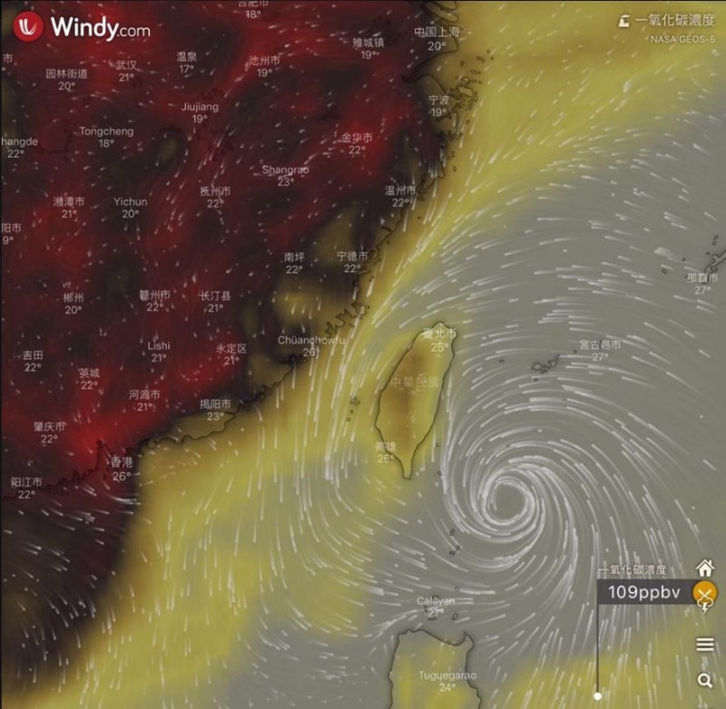 網友使用天氣APP觀察台灣周遭的空氣污染，台灣和中國2色分明，令網友驚嘆：「天佑台灣啊！」、「左邊是魔界嗎？」（圖取自網友臉書）