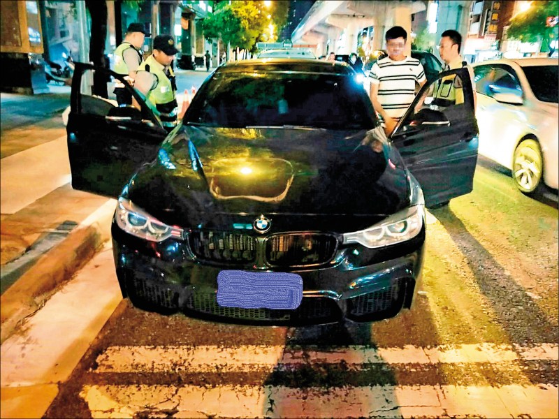 警方攔查BMW要求洪姓男子下車受檢情形。圖與新聞事件無關。 （資料照）