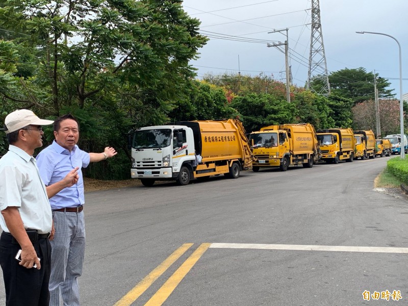 台中文山垃圾場連日來都出現垃圾車排隊等進場的奇景，議員何文海（右）直指垃圾問題嚴重。（記者唐在馨攝）
