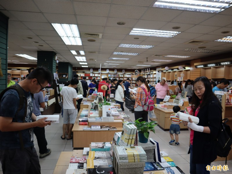 三民書局最後一天營業，店內人氣搶搶滾，愈晚人愈多。（記者歐素美攝）