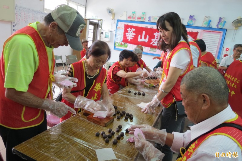 華山基金會大肚站舉行9週年感恩茶會。（記者蘇金鳳攝）