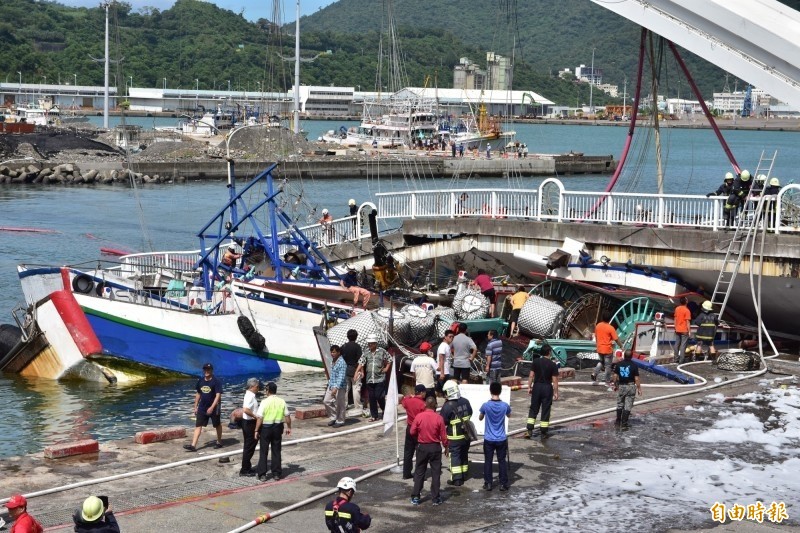 南方澳跨海大橋今（1）早倒塌，勞動部職安署指出，目前了解送醫者9人為外籍漁工，另有6名外籍漁工失聯。（記者張議晨攝）