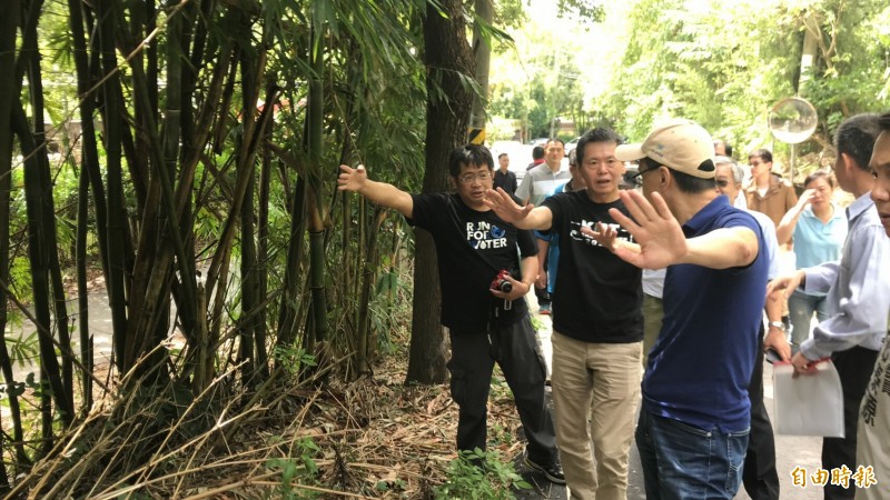 國民黨籍立委林為洲（中）今天邀集軍備局、水利署、台水公司等中央單位，會同地方大陣仗會勘新埔北平里的配水池用地，敲定整個供水計畫，爭取年底開工。（記者黃美珠攝）