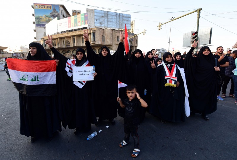 為因應較一般民主國家更為保守的社會、宗教傳統，伊拉克警方成立首支「全女性」鎮暴部隊。圖為近日在伊拉克首都示威的女性。（歐新社）