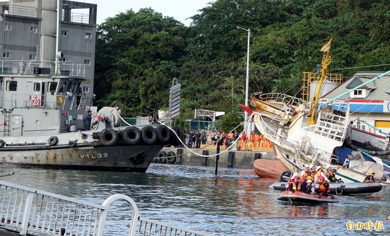 軍方拖船將漁船拖離坍塌處後推往岸邊靠，以利搜救人員登船搜救。（記者朱沛雄攝）