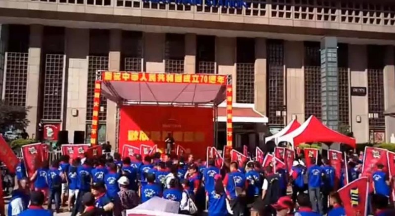 中華統一促進黨今（1）日下午在台北車站廣場舉辦「慶祝光輝十月」活動。（擷取自綠黨臉書）