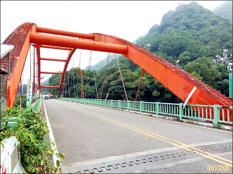 南投地形山高水深，縣內有許多橋梁，縣府都有編經費維護，針對宜蘭南方澳斷橋事件，南投縣府也將重新檢查橋梁安全。（記者劉濱銓攝）