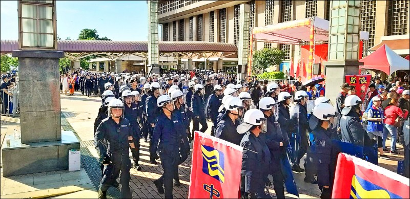 統促黨昨於台北車站非法集會慶祝中共十一國慶，警方出動大批警力強制驅離。（記者王冠仁翻攝）