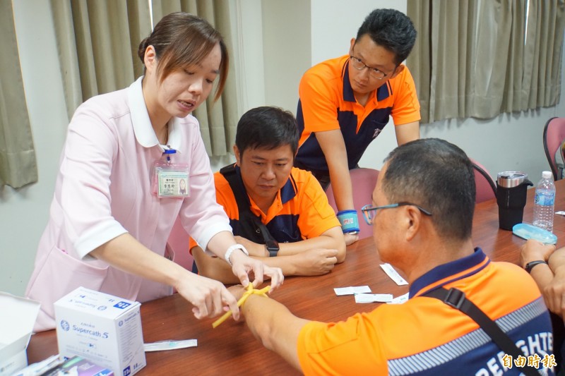 台大雲林分院醫護人員指導消防局救護員各項護醫技巧。（記者詹士弘攝）