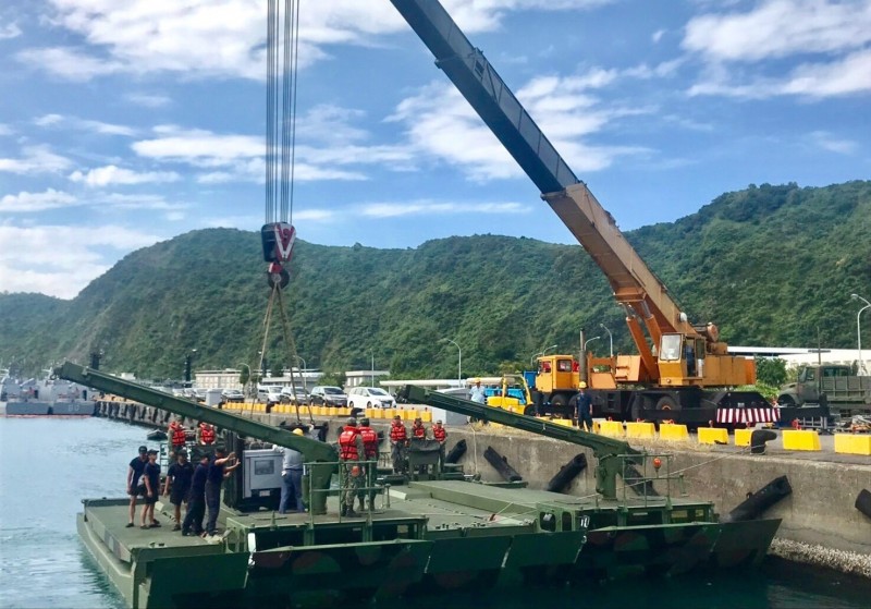 國軍架設浮門橋車。（國防部提供）