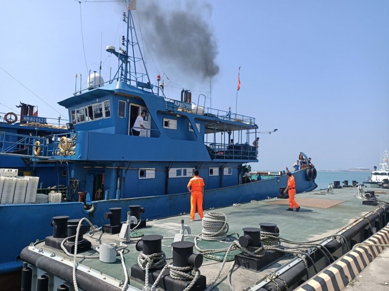 海巡人員將「閩獅漁07558號」驅逐出境。（記者蔡彰盛翻攝）