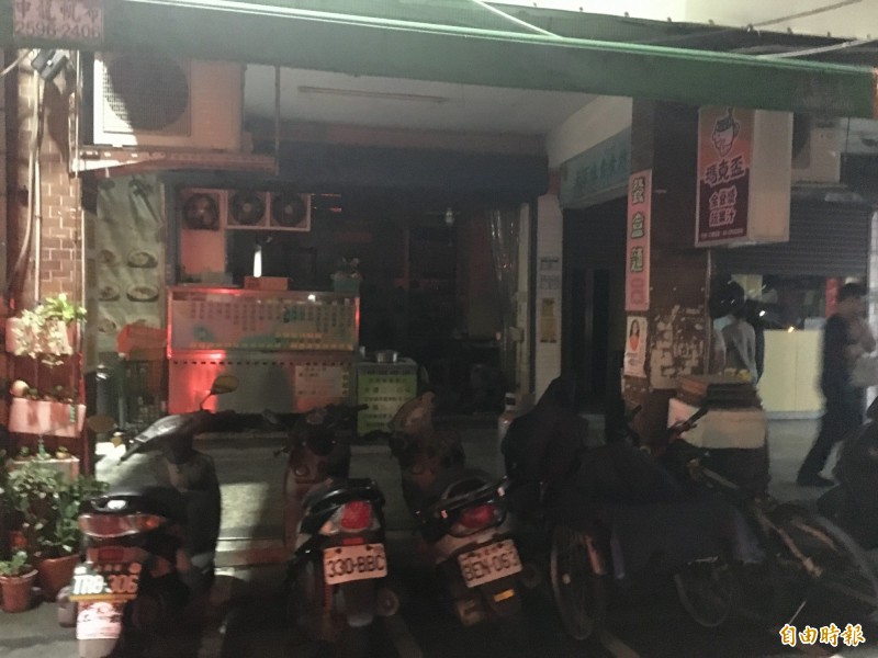 北市東新街一間餐廳小吃店發生火警，老闆2度灼傷送醫。（記者姚岳宏攝）