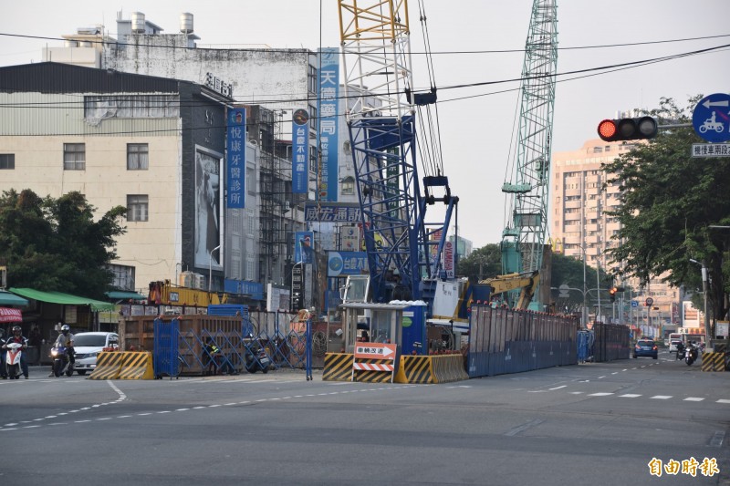 高雄岡山中山北路（維新東街至岡燕路口）南下路段，配合自來水管搶修作業，明天（3日）上午10點封路施工至4日上午10點。（記者蘇福男攝）