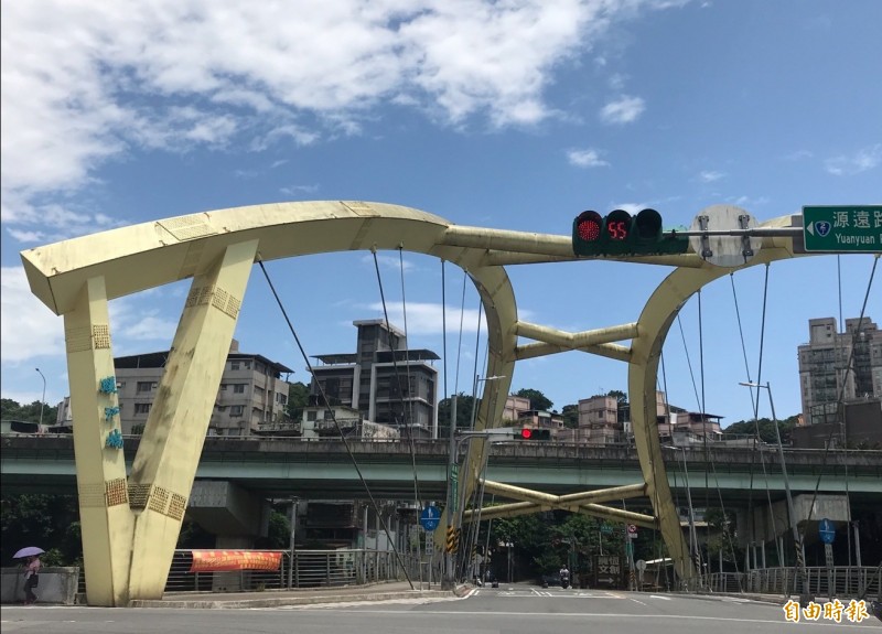 基隆市暖江橋完工後，民眾反映在橋上等紅綠燈時，感覺車身震動很厲害；昨天南方澳跨港大橋斷橋，暖暖居民電話不斷，打爆民代手機，希望了解暖江橋震動是否正常與橋梁是否安全。（記者俞肇福攝）