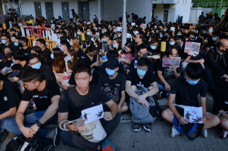 有網友發起荃灣區中學生今天上午7時30分，在何傳耀中學及梁省德中學通往城門谷運動場小路，以集體靜坐、默悼的形式，聲援受傷該名學生。（法新社）