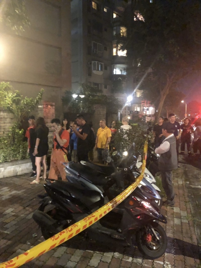 北市南港區深夜驚傳瓦斯氣爆，一名女屋主手臂灼傷送醫（記者邱俊福翻攝）