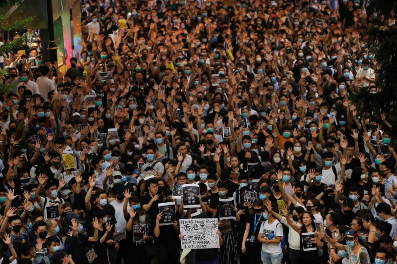 香港反送中示威衝突擴大，港媒今指出，香港政府於近日將頒布新令《禁蒙面法》。（路透）