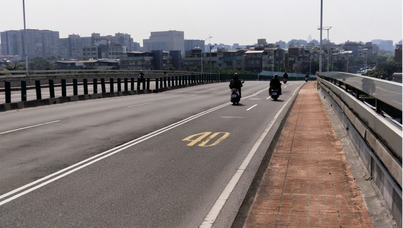 宜蘭南方澳跨港大橋斷裂坍塌意外事件，橋齡36年的民權大橋（圖）下陷30公分引發關注。（圖由新工處提供）