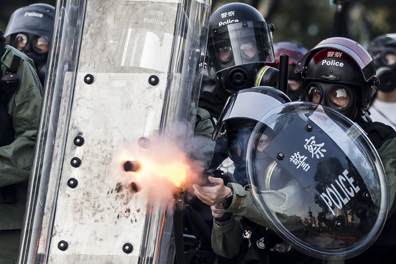 港媒指出，規範港警使用武力的程序上，日前進行多項修訂，除了將警棍、橡膠彈、布袋彈、海綿彈及水炮車，一同分類為「低殺傷力武器」，槍械使用的定義也有所修正，立法會議員認為，警員開槍門檻降低。（法新社）