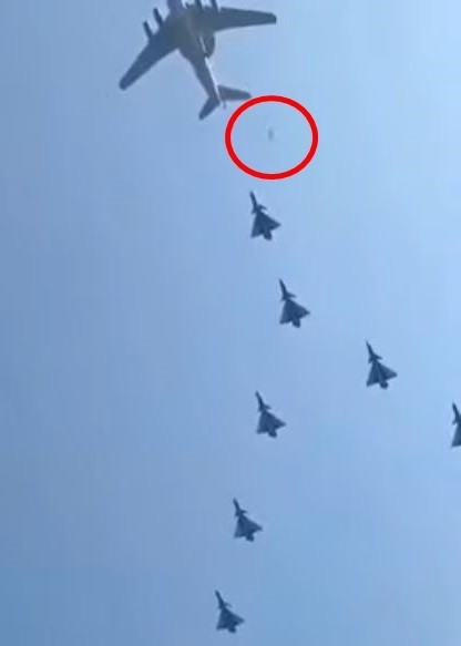 中國網上盛傳一部短片，指出中國十一大閱兵的飛機疑似有掉落物，引起討論。（擷取自「德國之音」youtube）