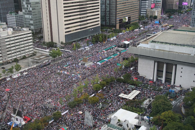 韓國民眾擠爆光化門廣場和首爾市中心街道，高喊法務部長曹國下台。（歐新社）