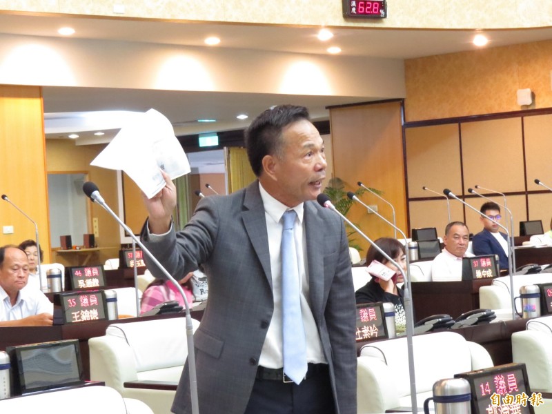 民進黨市議員郭清華針對市府總預算案被退回一事，抨擊議長郭信良恣意妄為，揚言要罷免他。（記者蔡文居攝）