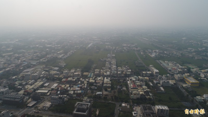 彰化天空灰濛濛，空氣污染嚴重，連日出現紅色警示。（記者陳冠備翻攝）