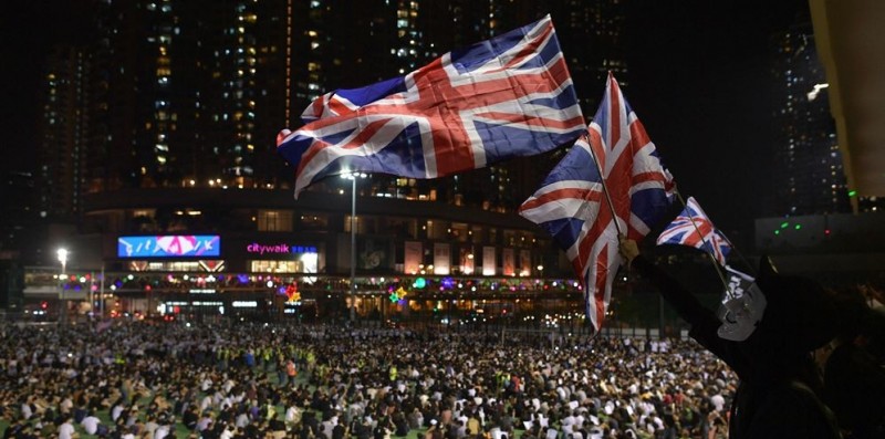香港獨立黨號召民眾前往英國領事館，將與英國有關單位商討對策。（法新社）