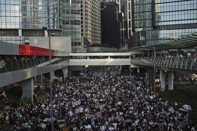 香港特首林鄭月娥宣布自今晚午夜起實施「禁蒙面法」，國民黨下午聲明質疑，這只是治標不治本的做法。（美聯社）