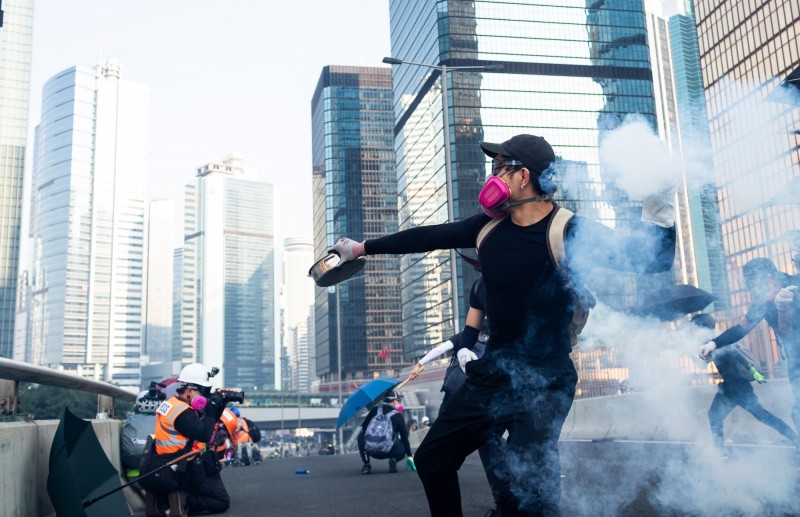 香港政府宣佈5日午夜零時起實施《禁蒙面法》，民眾出入非法遊行集會場所不可配戴口罩。（彭博）