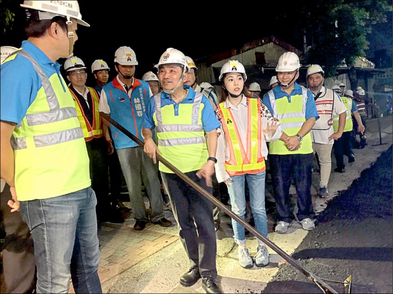 新北市長侯友宜（中）視察新北大道七段夜間鋪路工程。（工務局提供）