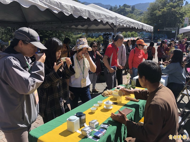 和平區公所在梨山賓館前舉辦封茶藏富儀式，民眾品嚐梨山茶及體驗封茶。（記者歐素美攝）