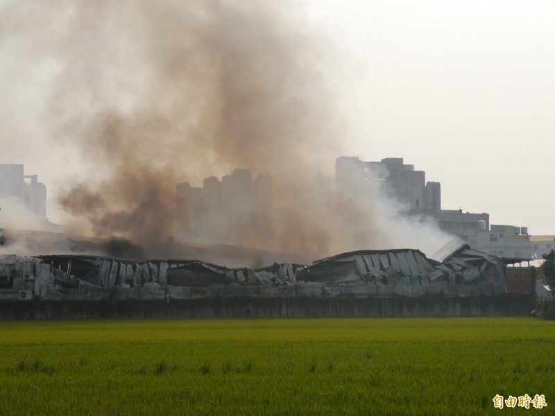 大雅區違建百慕達紙餐盒工廠前天凌晨惡火。（資料照，記者張軒哲攝）