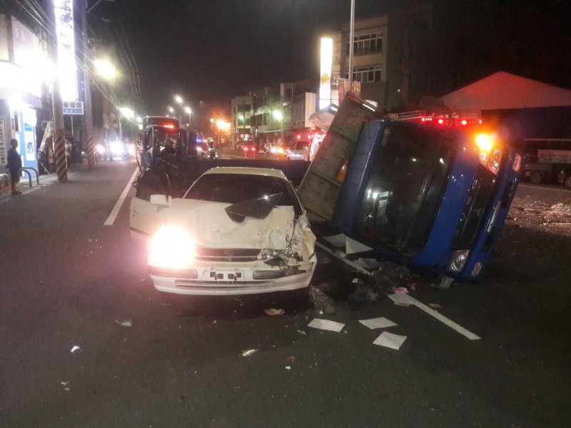 媽媽駕駛白色小客車，閃避不及與貨車相撞。（民眾提供）