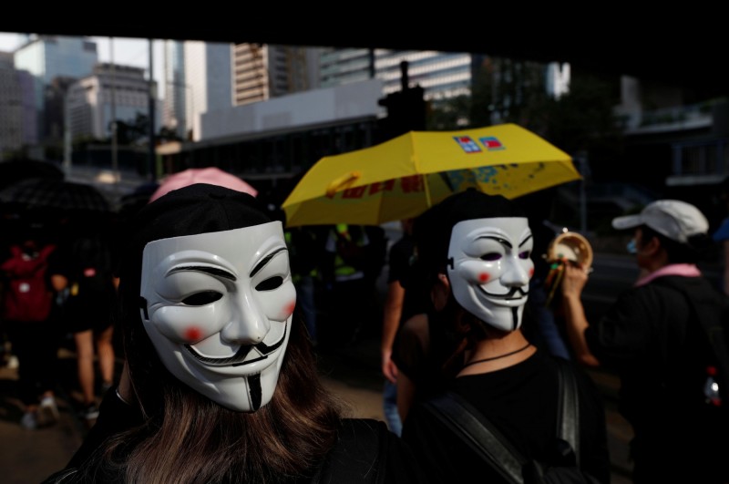 港府祭出《禁蒙面法》，香港老牌嘻哈團體LMF今天在網上發布新歌《二零一九》，歌詞字句大力痛斥香港政府腐敗、警察暴力鎮壓。（路透社）