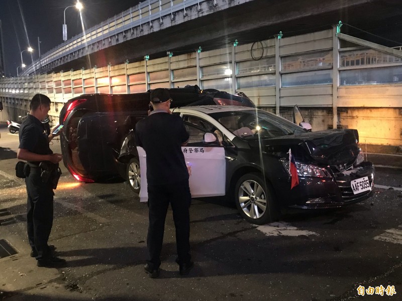 保大警車遭追撞。（記者鄭景議攝）