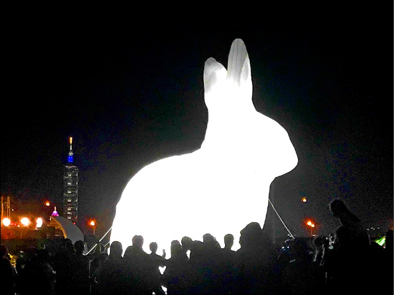 「白晝之夜」前晚在大佳河濱公園舉行，網友批評花千萬元預算卻只有一隻「小白兔」。（資料照）