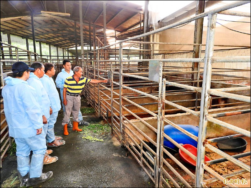 南投縣家畜疾病防治所定期訪視養鹿場，並加強鹿隻防疫工作。（記者佟振國攝）