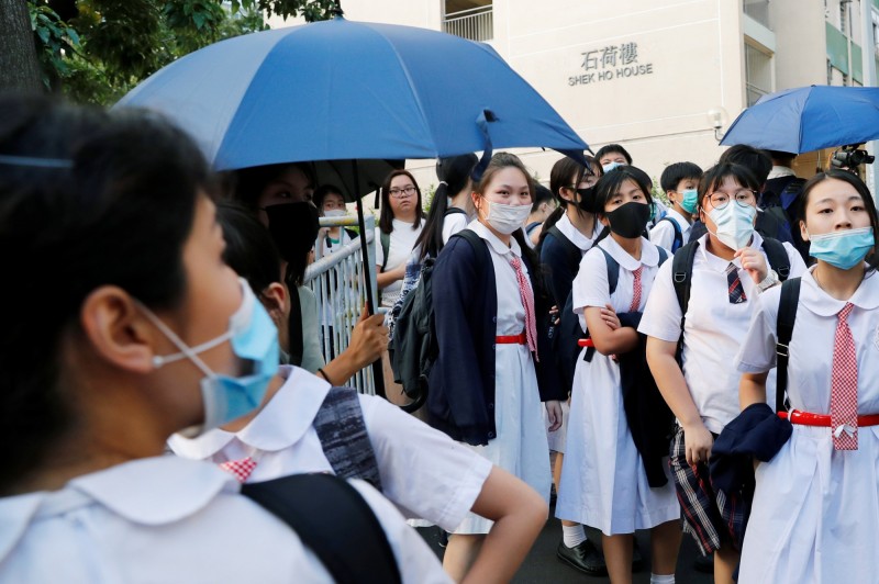 香港自從5日實施《禁蒙面法》後，不但已有70餘人因相關罪名遭到逮捕，香港警方執法時，種種矛盾也引發質疑。（路透）