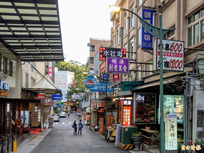 中客縮減，旅遊業獻策。圖為日月潭一景。（資料照）