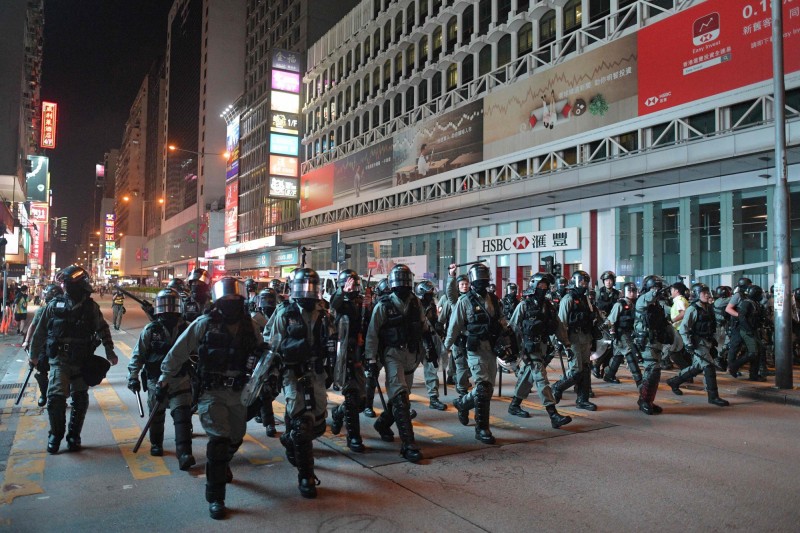 香港警察大肆出動，鎮壓反《禁蒙面法》上街抗議民眾。（法新社）