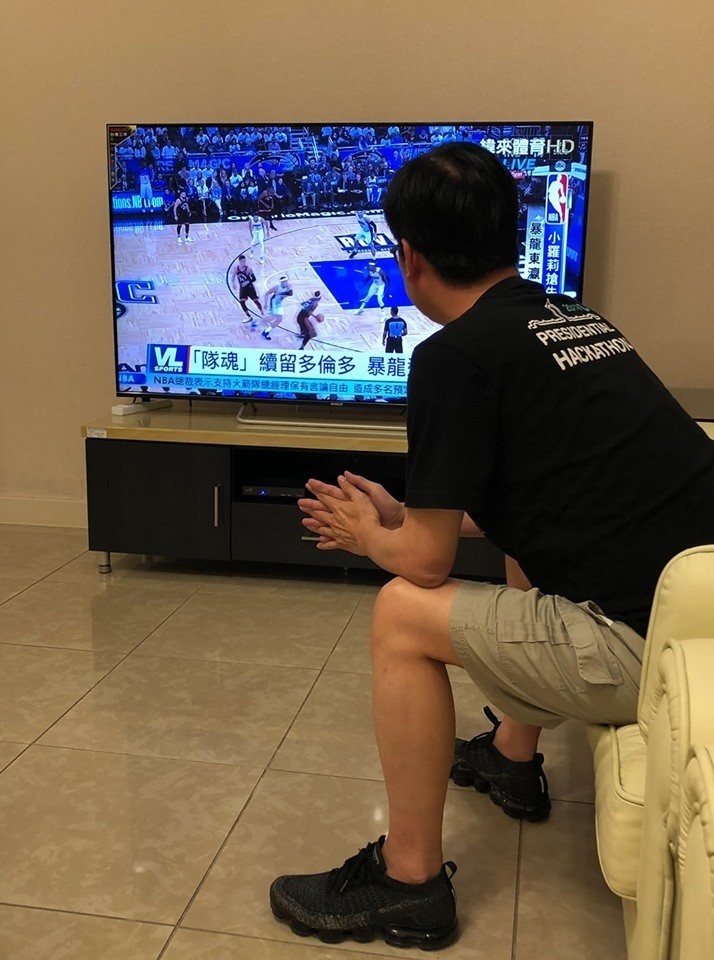 行政院副院長陳其邁諷刺中國說：自由自在的看NBA真好！（圖取自陳其邁臉書）