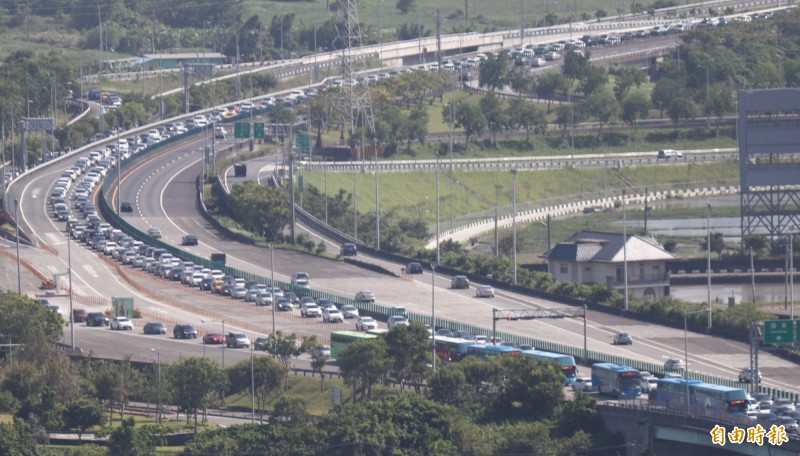 高公局預估今日下午4點起，國道就會出現首波南下車潮，主要壅塞路段還是集中在台北、新竹、台中都會區，預估國道全日車流量將較平日增10％。圖為中秋連假國道5號車潮。（資料照，記者林敬倫攝）