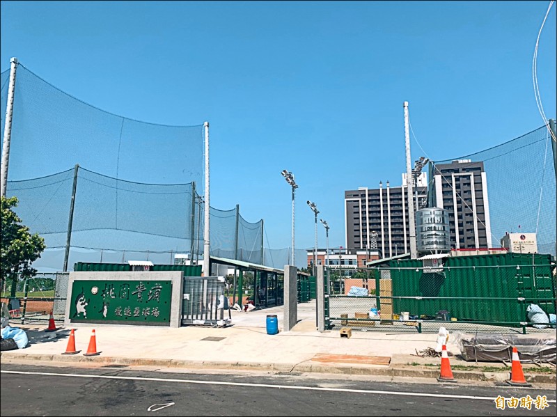 議員謝美英在議會秀出上週會勘青埔壘球場的照片，仍在施工中，不過體育局回應，昨天已完工。（記者陳恩惠攝）