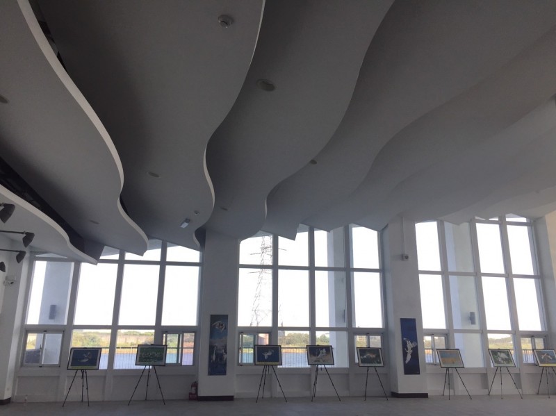 「白色海豚屋」落地窗的窗框，也是採用白色，呼應白牆、白屋、白色天花板。（彰化縣政府提供）